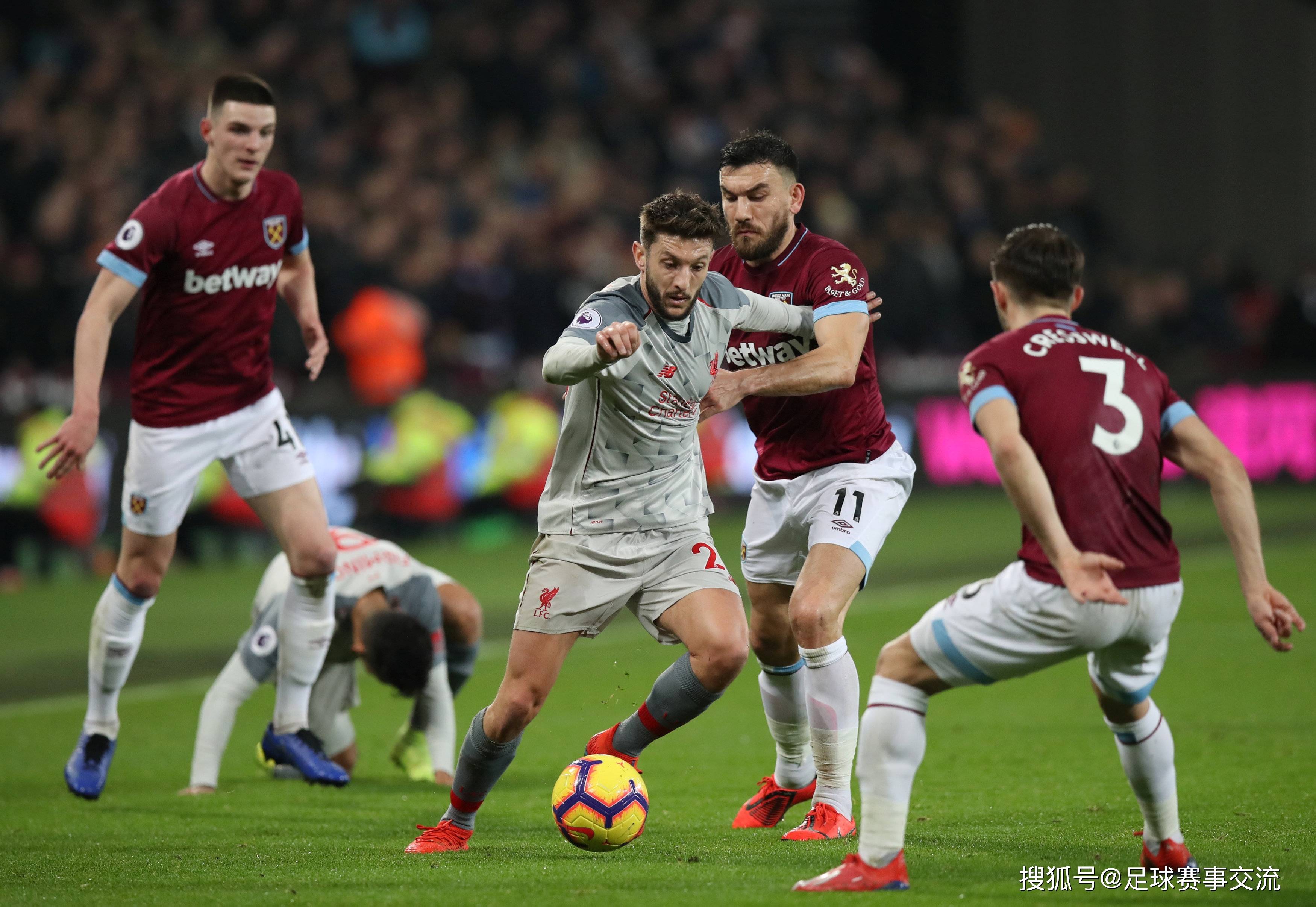 利物浦球迷热议换帅传闻，格拉斯纳因成绩亮眼成为焦点，而斯洛特面临困境。